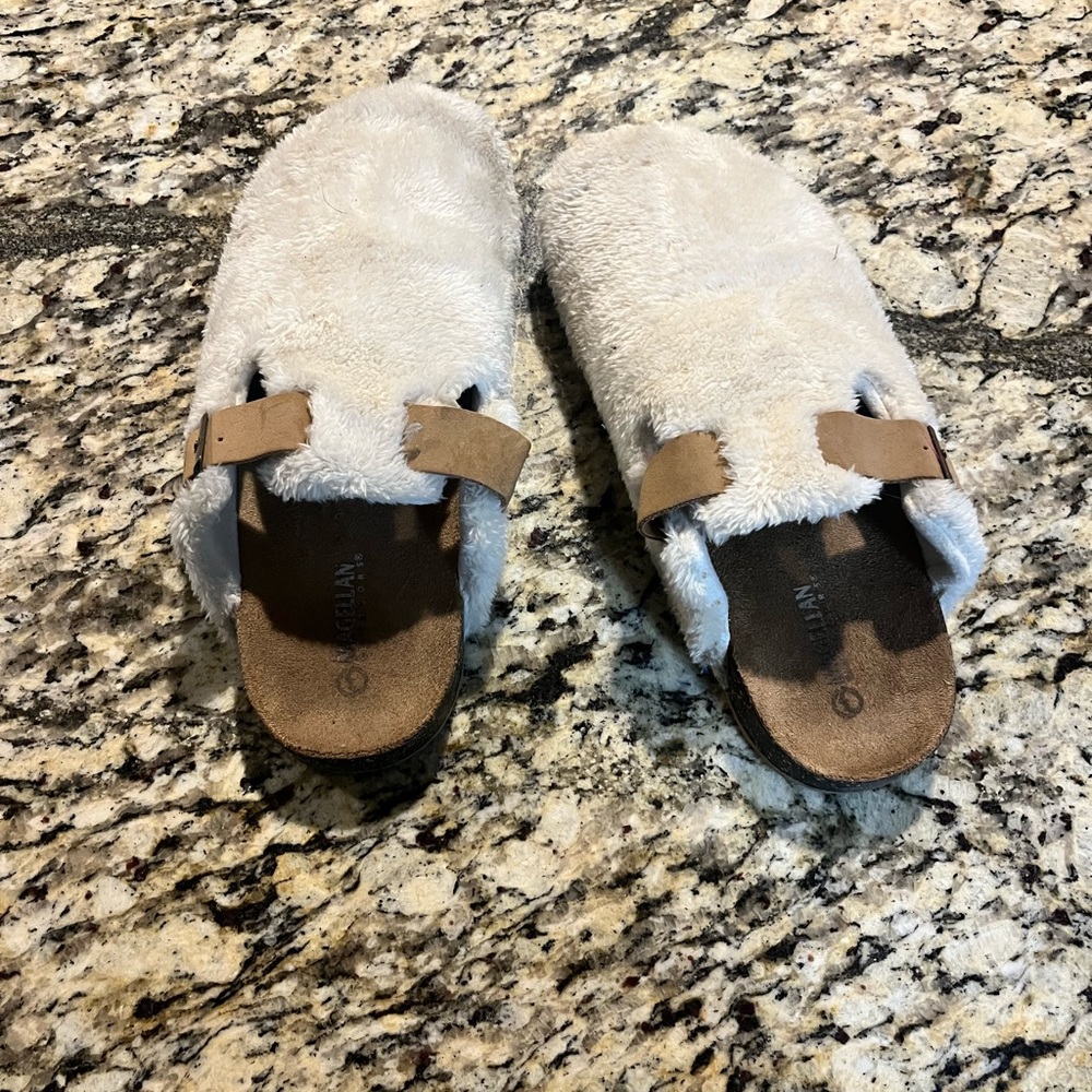 Magellan clog shoes with fur size Large (9-10)